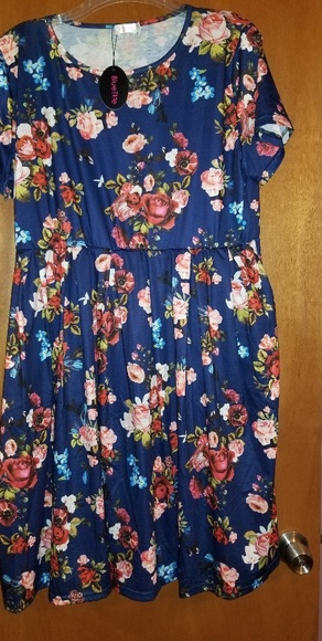 Flowy floral dress WITH Pockets! - Picture 2 of 3